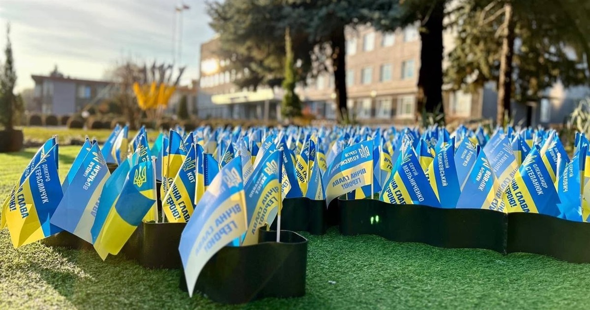 В центрі Звягеля облаштували локацію з іменними прапорцями загиблих Захисників України