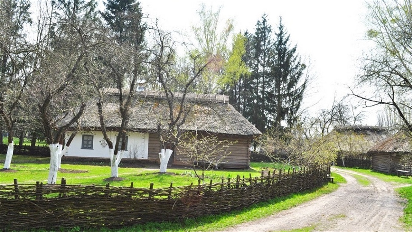 "Червона" зона не завада: музей просто неба відкритий для прогулянок