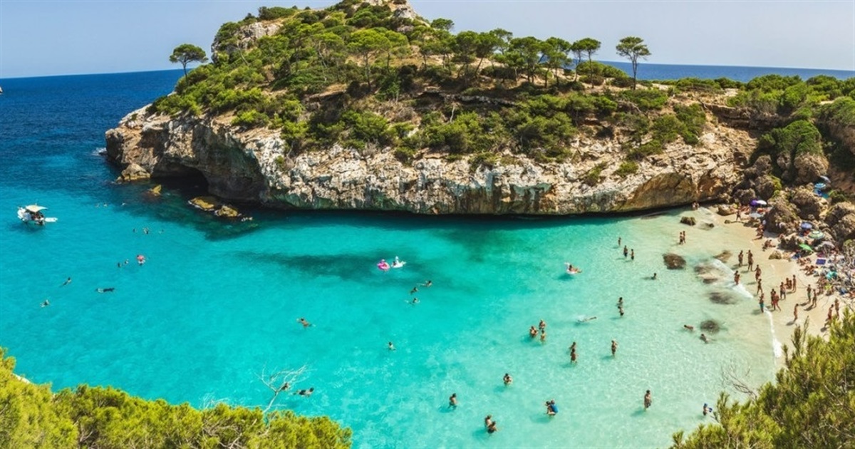 "Найінстаграмніший" пляж Майорки Caló des Moro хочуть закрити через туристів. Що сталось?