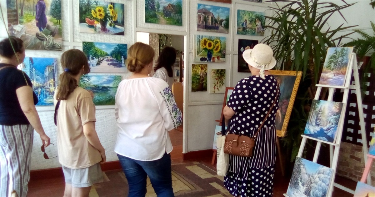 Смілянська художниця продає картини, щоб допомогти захисникам