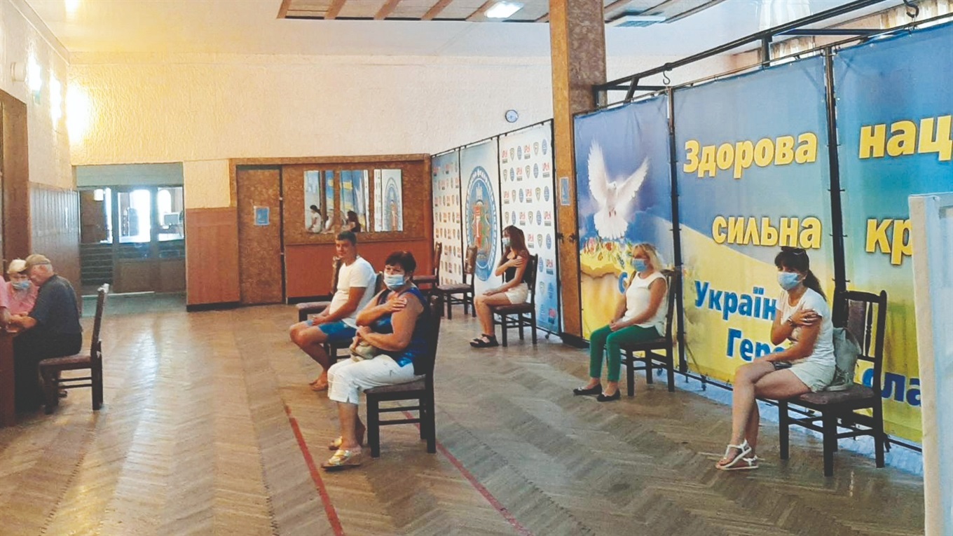 У Центрі вакцинації в Кіцмані за тиждень отримали щеплення близько 400 людей. Доступні 4 вакцини