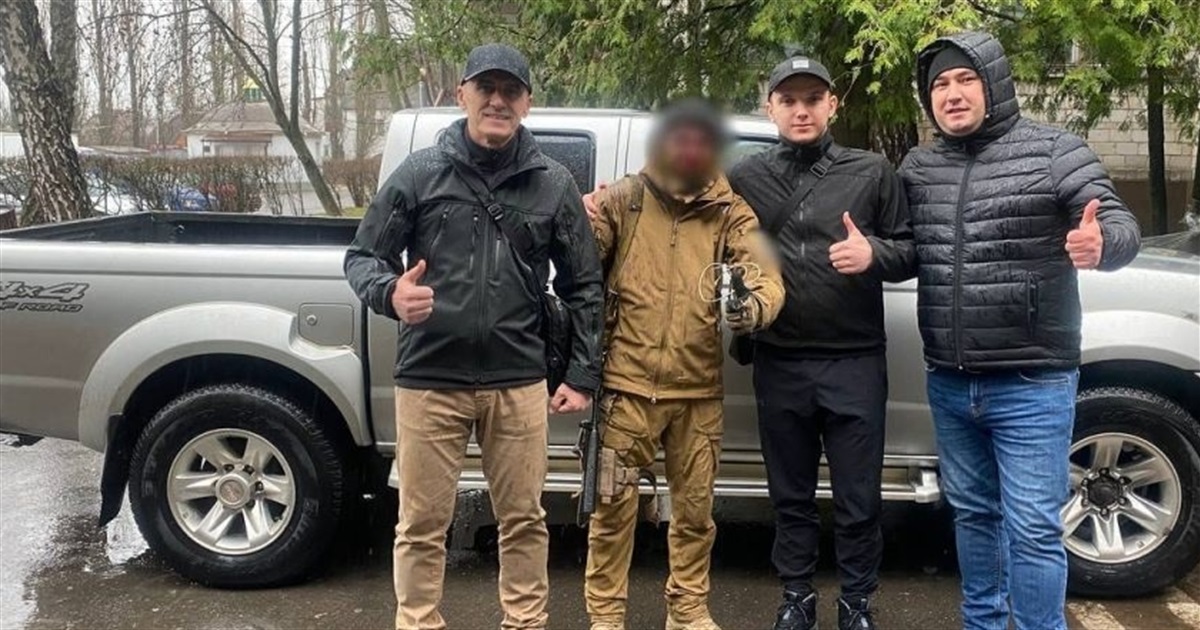 Пікап для армійців. Віталій Ярема передав українським бійцям необхідний транспорт