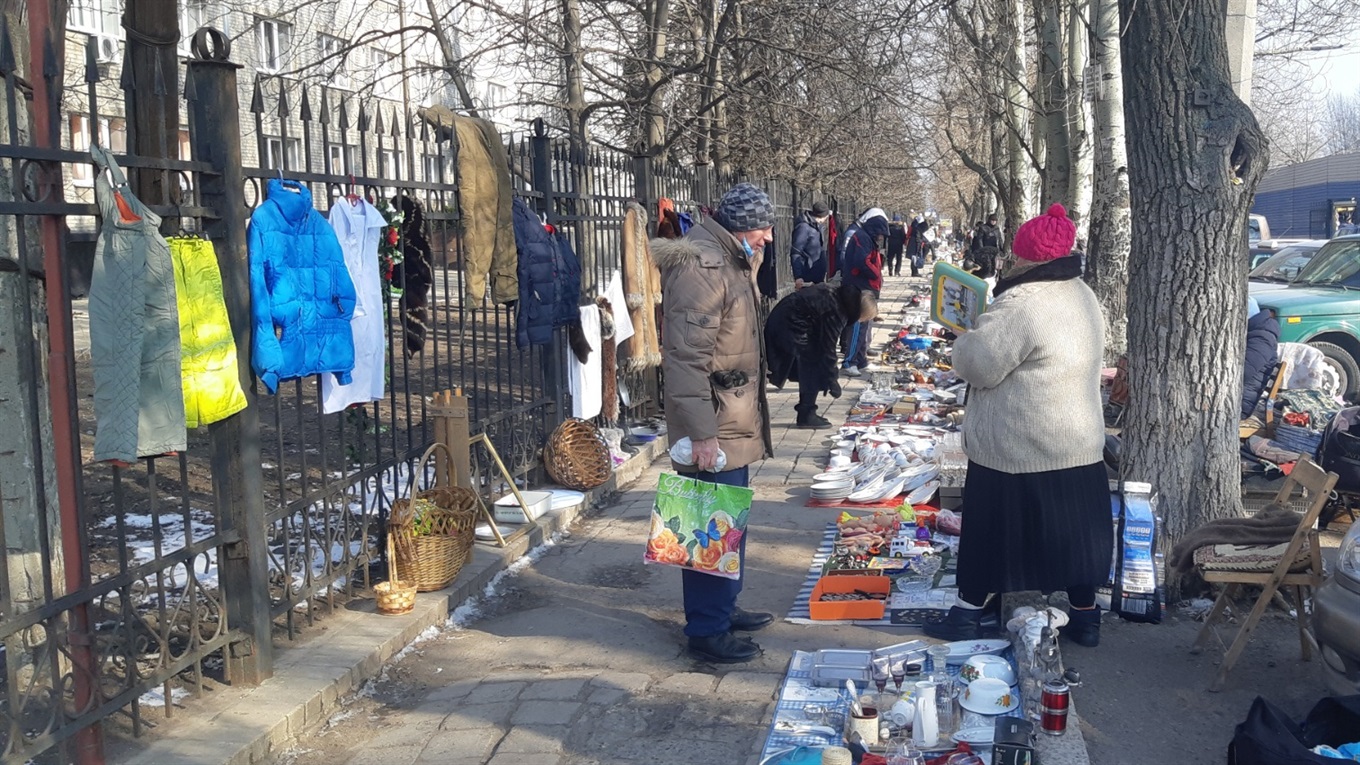 Что продают на блошином рынке в Донецке. Смотрите видеорепортаж с привокзальной площади