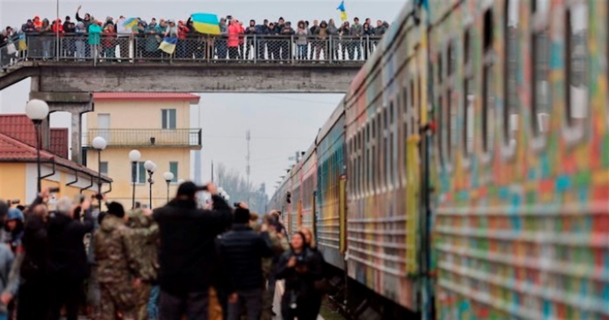 Укрзалізниця додасть ще вагонів до "Потягу перемоги", замість ЗНО у 2023 році буде НМТ: хроніка доби
