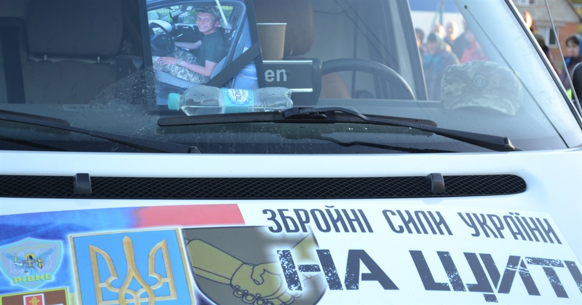 Дзвонили дзвони всіх церков і шкільний дзвінок - зустрічали загиблого земляка у Володимирці