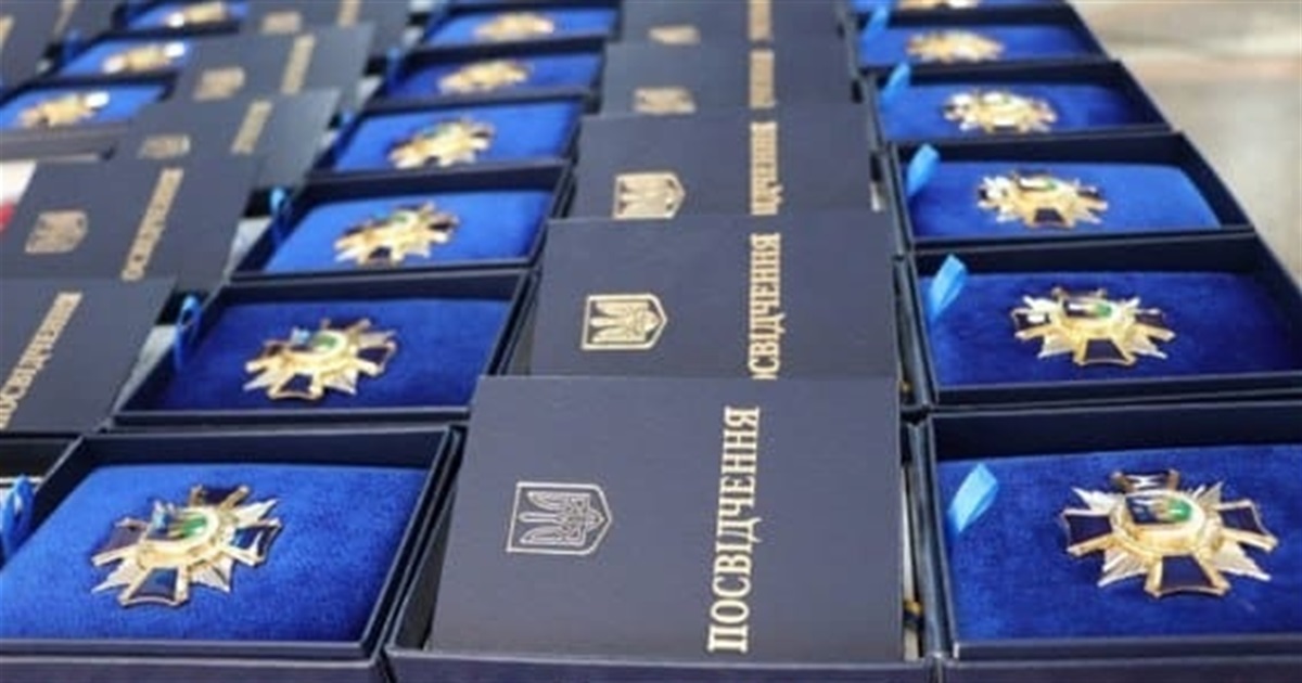 Рідним загиблих Героїв Вараської громади вручили орден та відзнаки «Почесного громадянина» посмертно