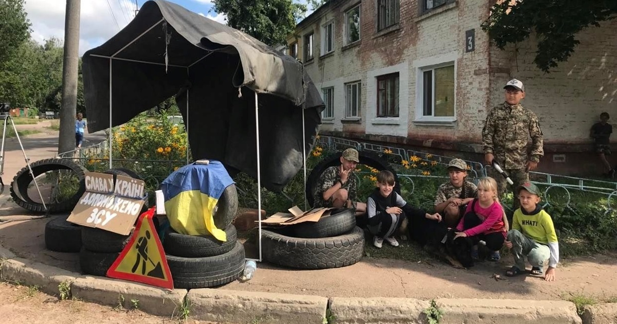 Прапор, шини і скринька для грошей: на Забарівці з'явився дитячий блок-пост