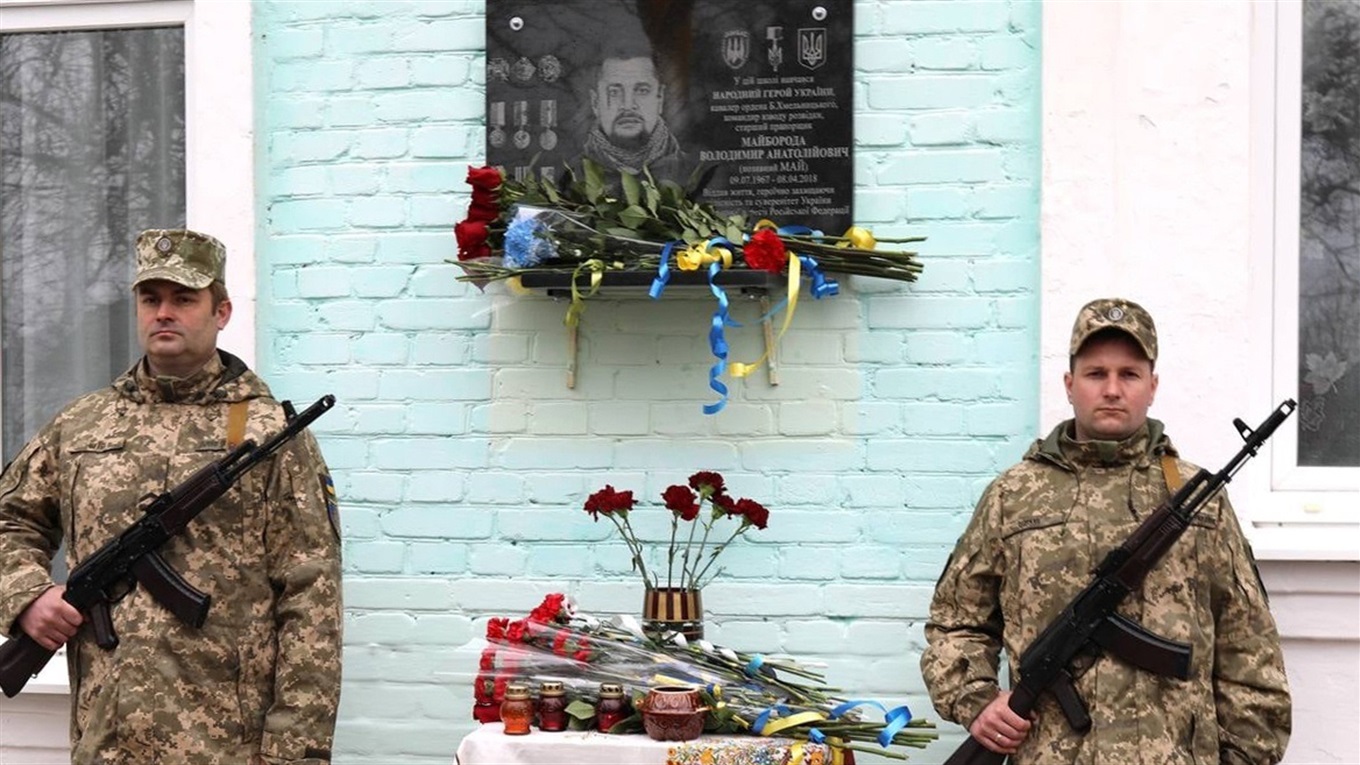 Свою фамилию Владимир Майборода на стене родной школы увековечил задолго до мемориальной доски