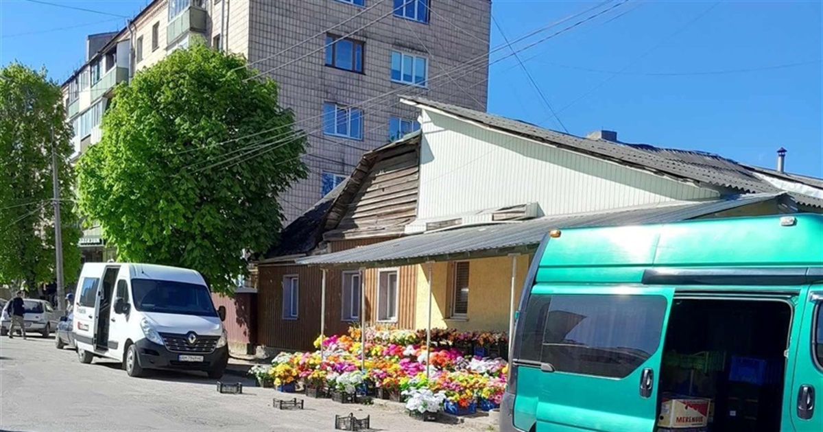 Перед поминальними днями у Звягелі нагадують про заборону використання на кладовищах штучних квітів