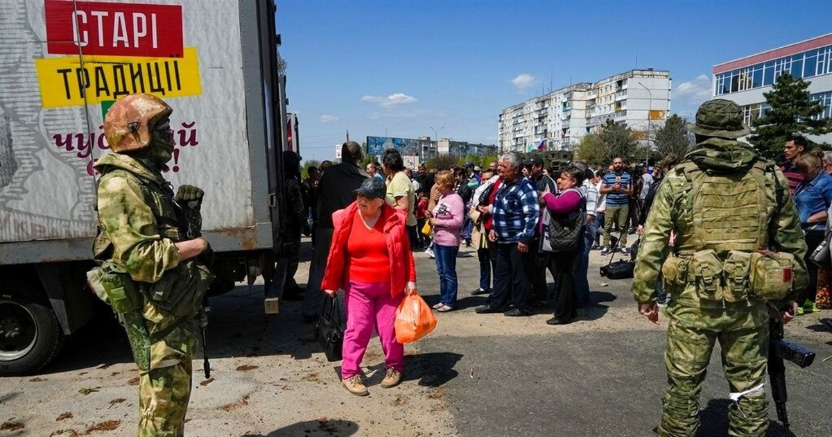 Бердянці розповідають, як окупанти примушують випрошувати гуманітарну допомогу