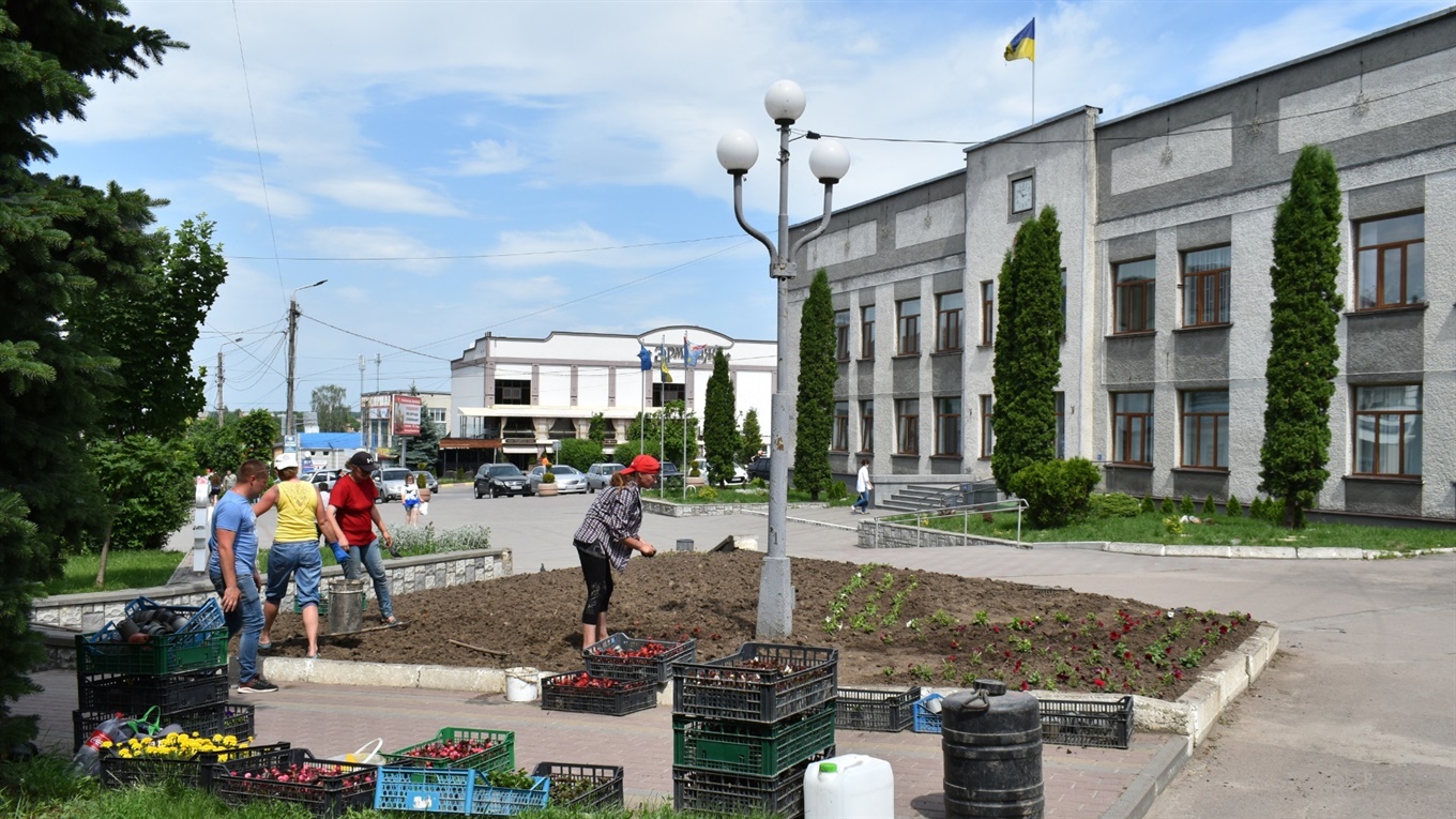 На площі міста розпочали висадку квітів: фото