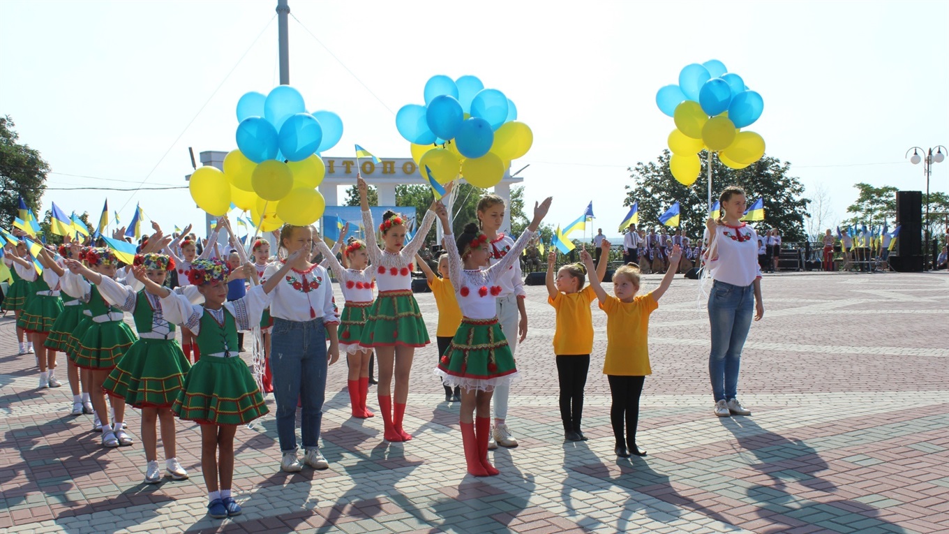 День флага в Мелитополе: вышиванки, награды и воздушные шары