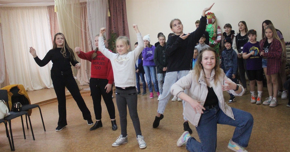 Як у Городку актор із Києва розважає і розвиває дітей під час війни