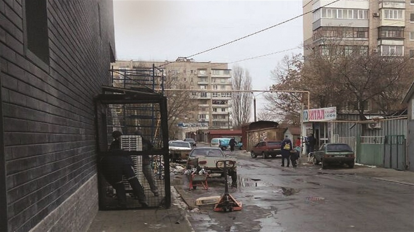В Мелитополе при реконструкции супермаркета подрядчики выгнали пешеходов на опасную проезжую часть