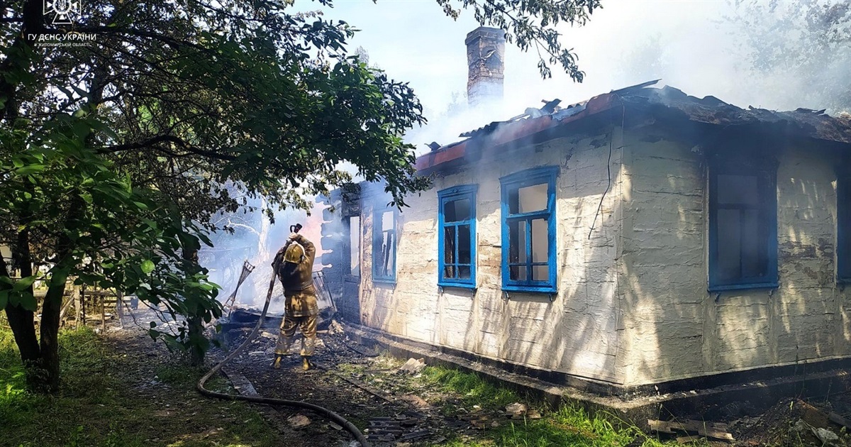 В пожежі в будинку на Звягельщині загинула жінка, а її син отримав опіки рук
