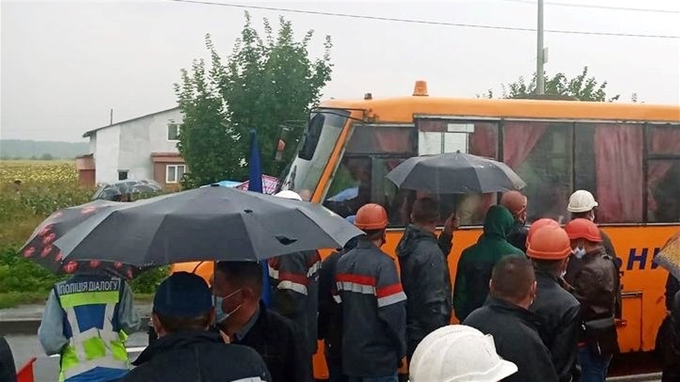 Чотири дні гірники "Надії" страйкували під землею. А на п'ятий ще й перекрили міжнародну трасу