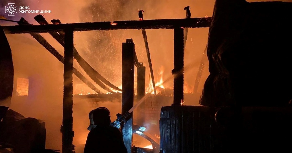 В житловому будинку на Звягельщині загорівся дах