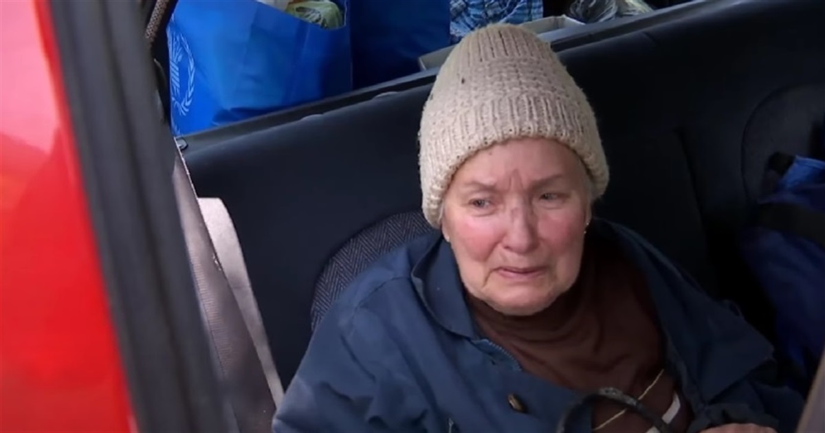 Життя під роєм дронів. Як евакуюють людей з Костянтинівки — міста за майже 10 кілометрів від фронту