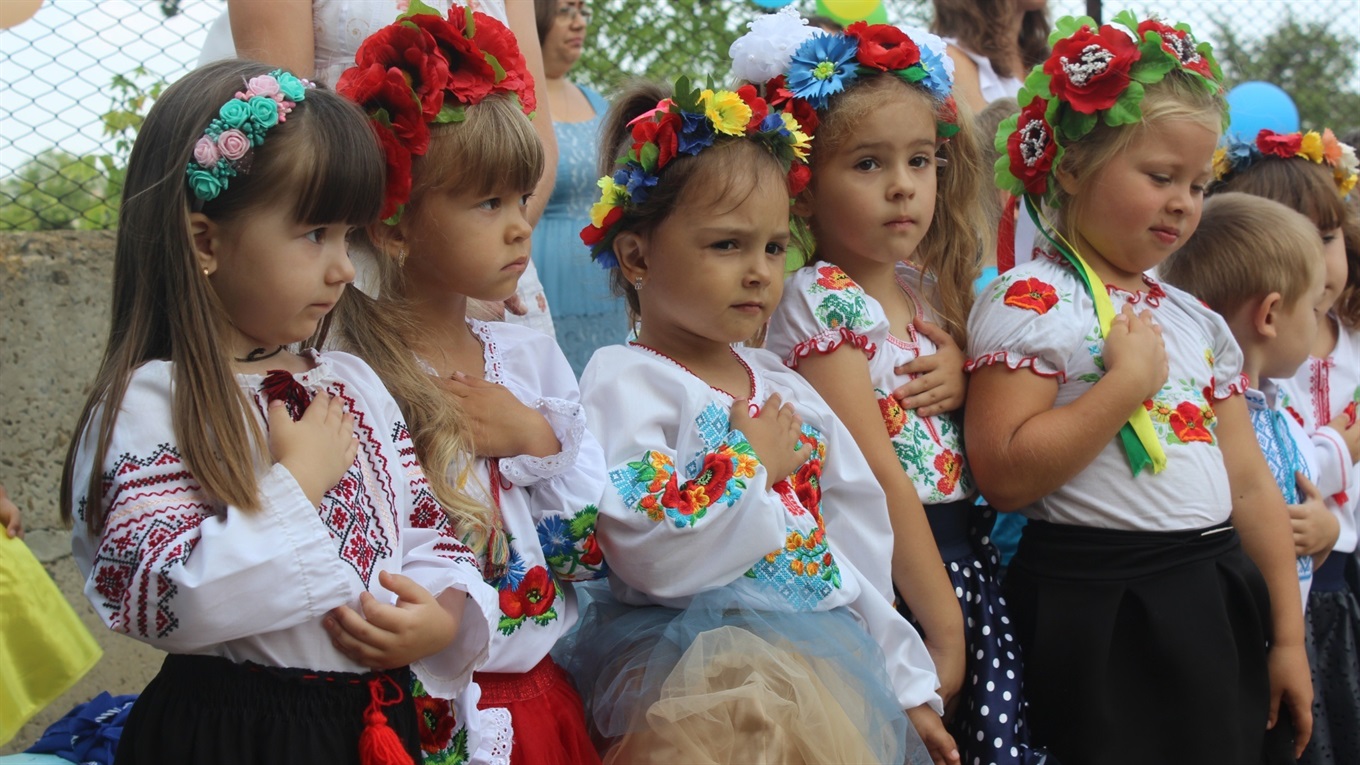 Как дети  Попаснянщины отметили Дни Флага и Независимости: яркий фоторепортаж