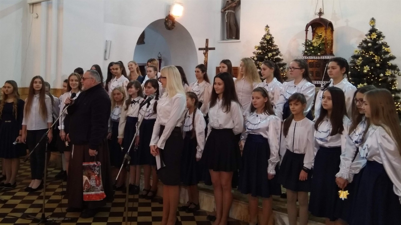 Різдвяне свято у костелі: колядки, вертепи та «Тиха ніч» на скрипках (Фото і відео)