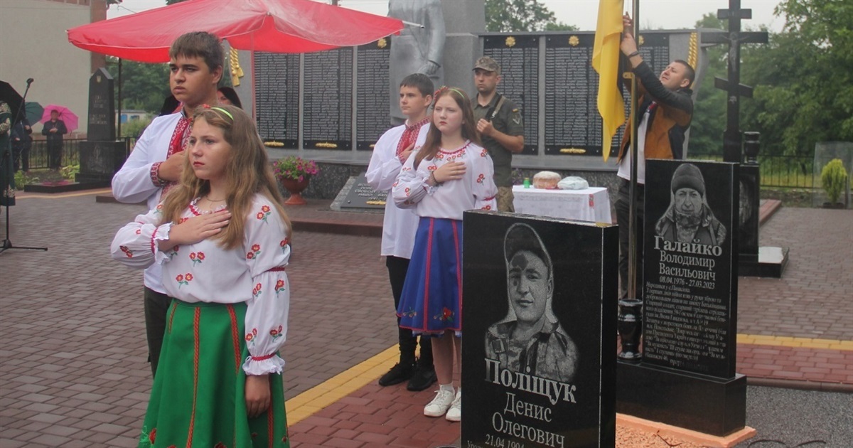 «Ми навчилися говорити із їхніми світлинами»: у Глинську облаштували Алею пам’яті