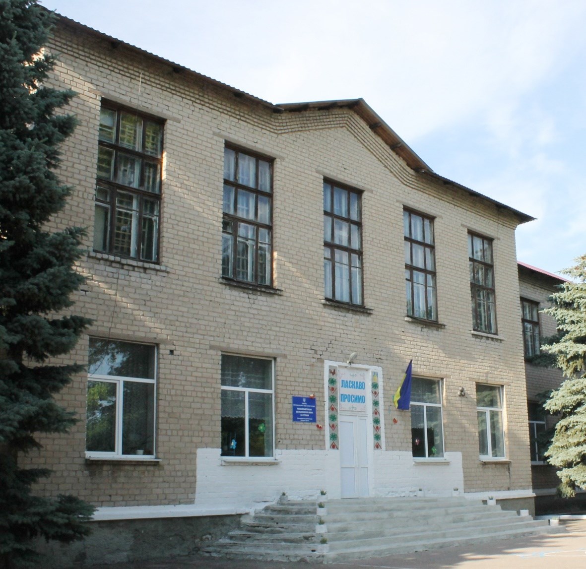 Учні Новоєлизаветівського НВК привітали вчителів-ветеранів