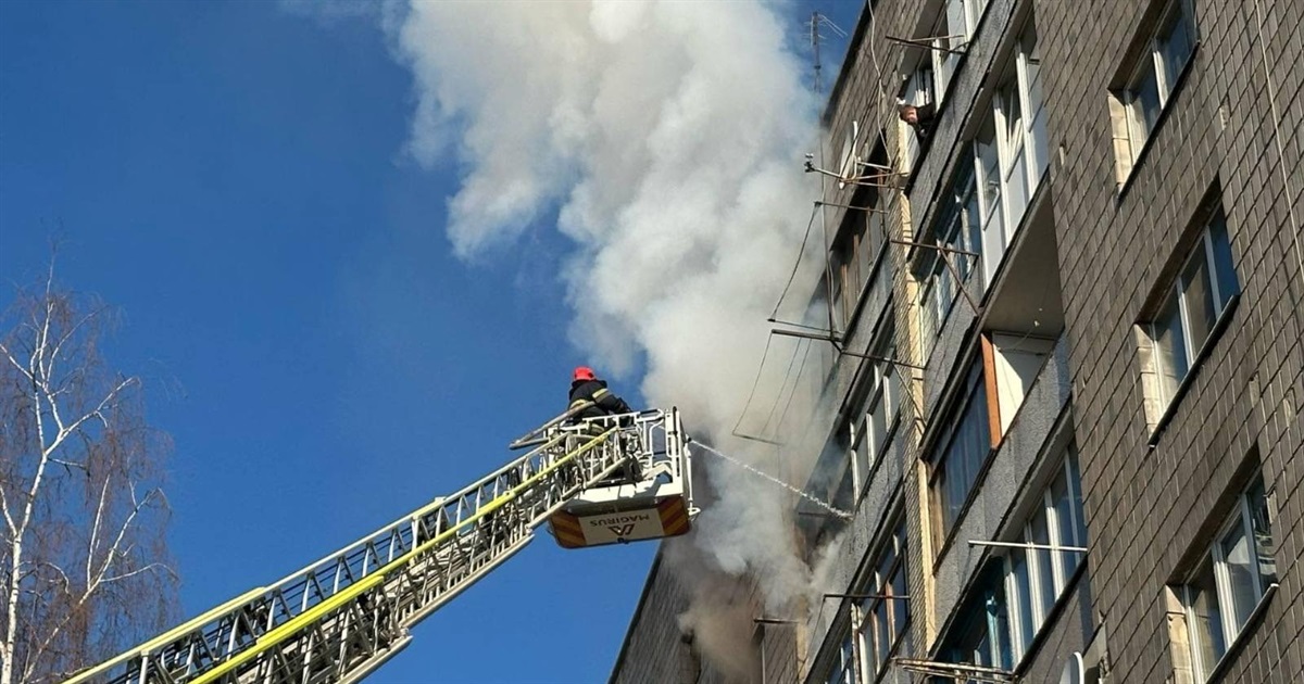 На Житомирщині вогнеборці гасили пожежу на восьмому поверсі багатоповерхівки