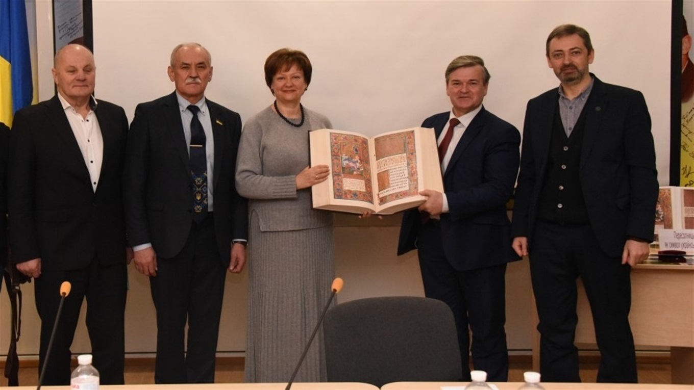 Вячеслав Саулко купує факсимільне видання Євангелія для Вознесенського собору
