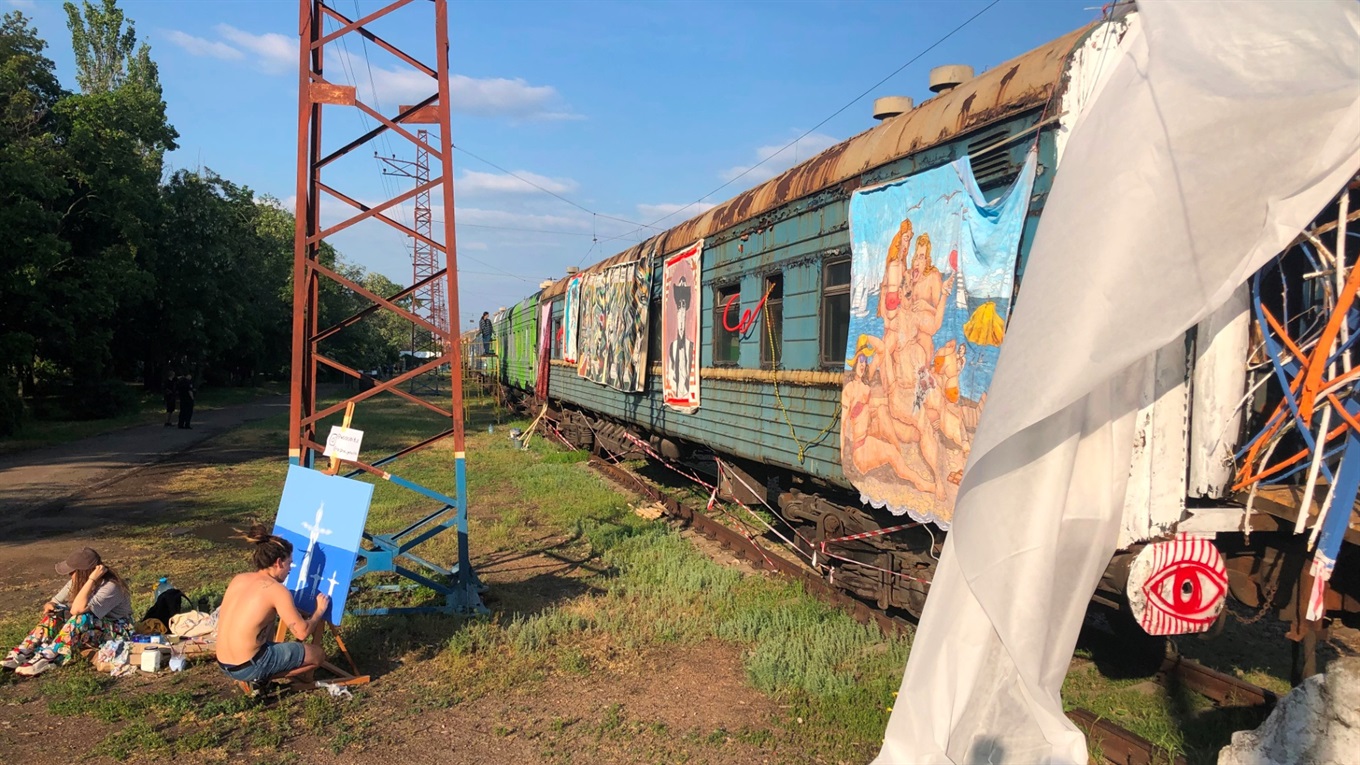 Ці іржаві вагони перетворили на пляжну арт-галерею в Маріуполі. Дивіться, як вони змінилися