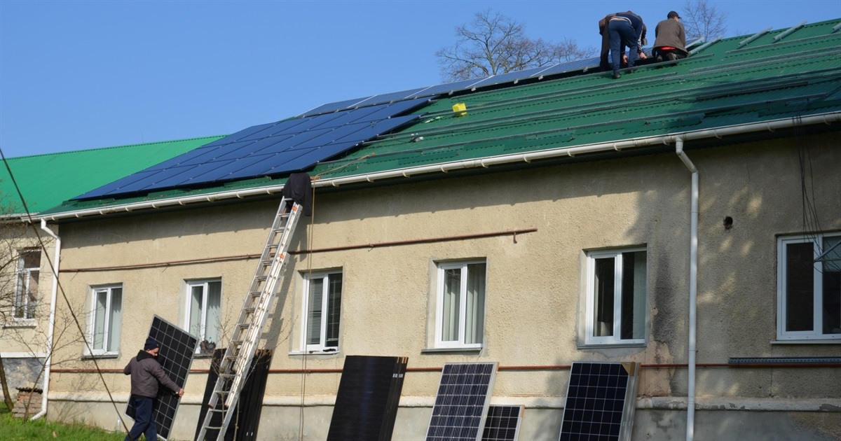 На даху Чортківської лікарні змонтують 56 сонячних панелей