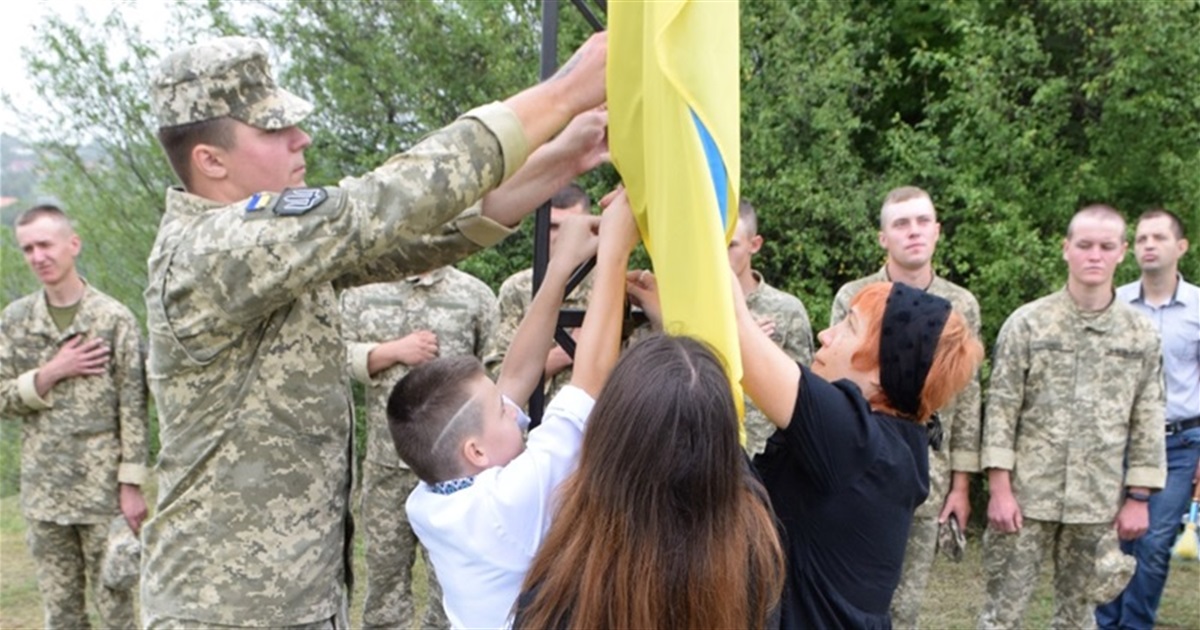 У Чорткові на горі Юрчинських родичі загиблих воїнів підняли синьо-жовтий стяг