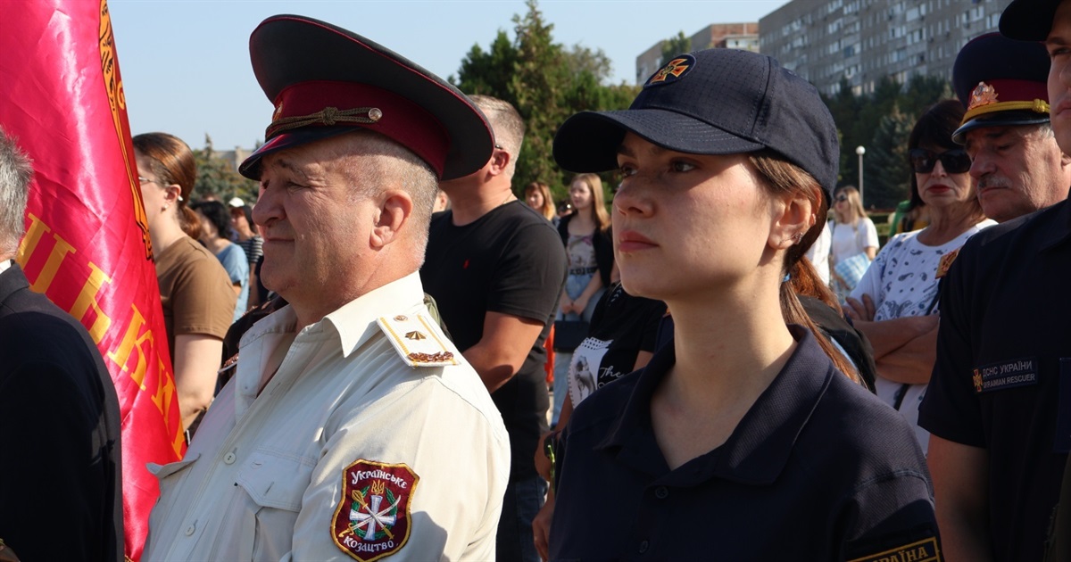 На межі радості і болю: в Южноукраїнську відбувся мітинг до Дня захисників і захисниць. Фоторепортаж