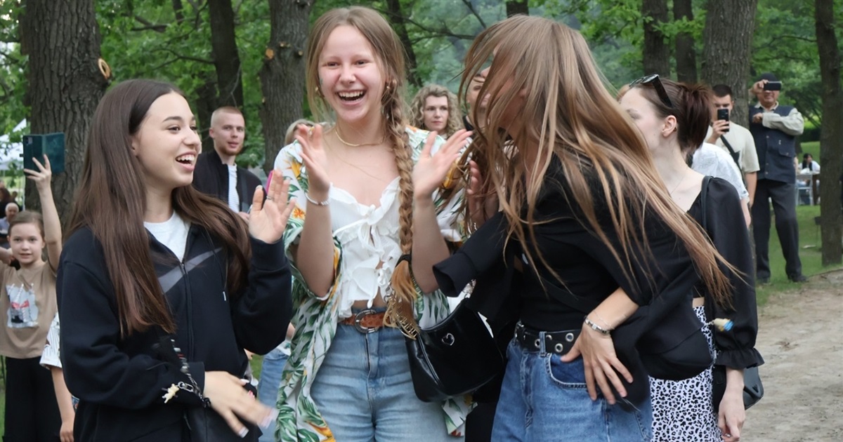 Фудкорт, дитячі забави, концерти і виступ RadioStars – це зібрало сотні людей у міському парку