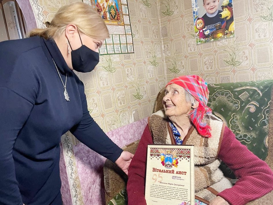 Влада Покровська привітала з ювілеєм довгожительку громади