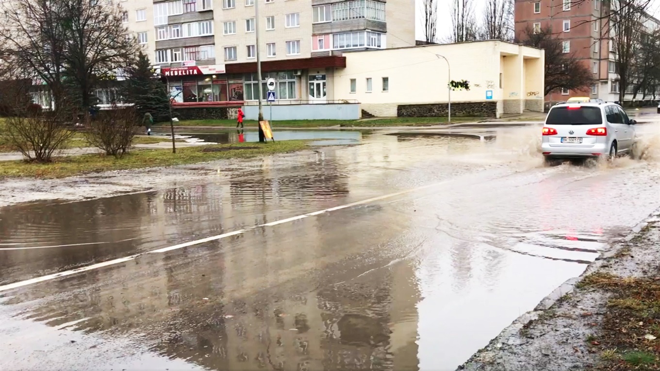 Під час ремонту вулиці Паркової у Вараші забули про зливні стоки. Винні проектанти чи підрядники?