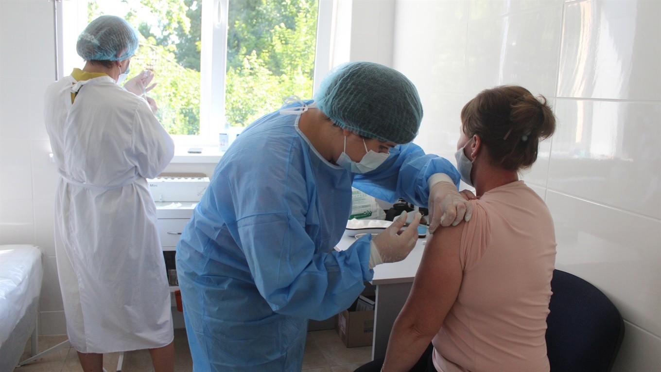 На Городоччині щеплюють вакциною Moderna. Кого саме і які можливі побічні ефекти