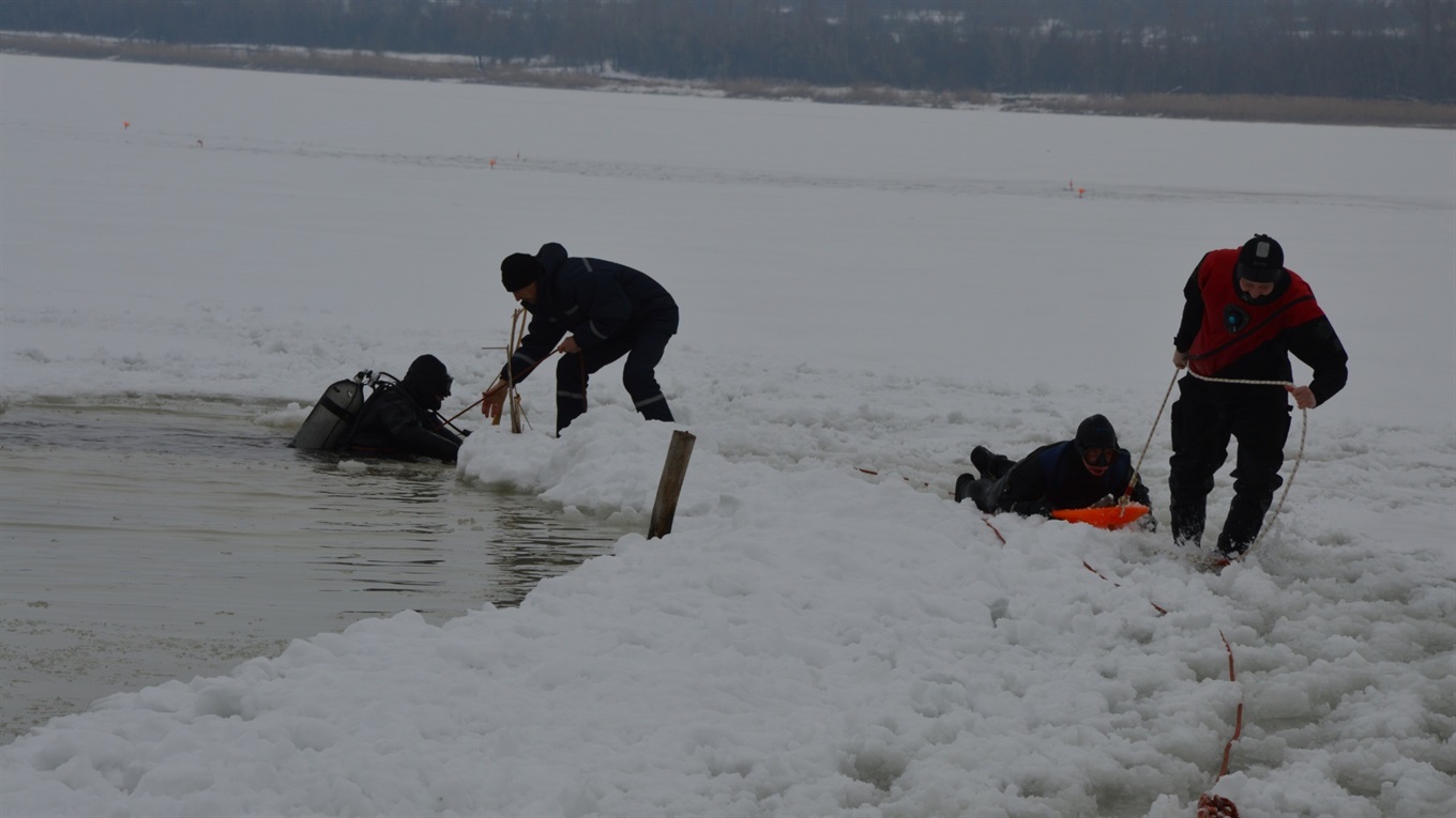 Як водолази на Сватівському водосховищі тренувалися з ополонки людину рятувати
