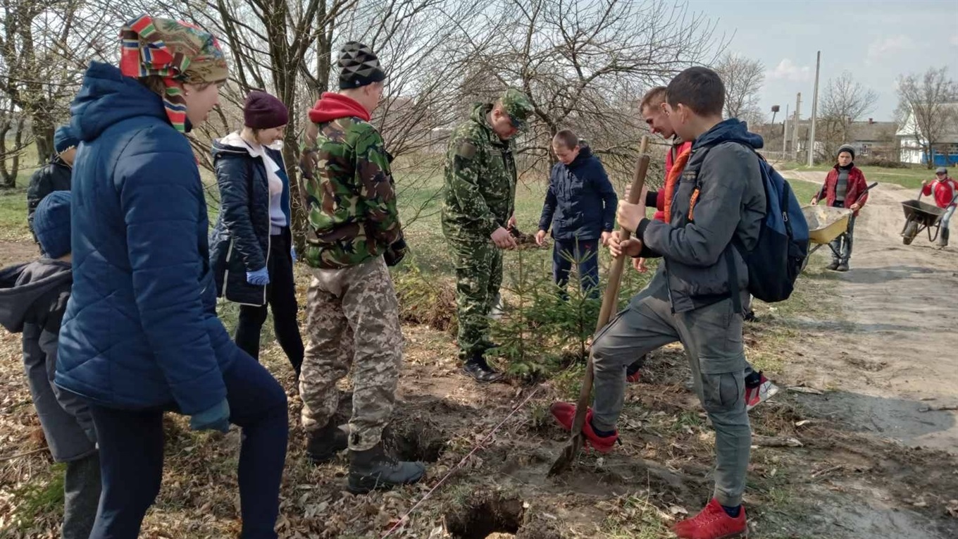 У Хиночах підтримали ідею вчителів закласти у селі власний дендропарк і вже взялися до роботи