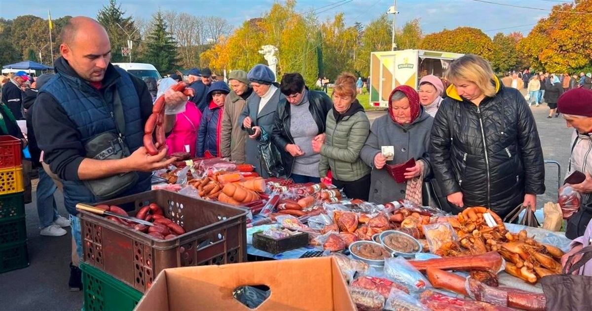 Огляд цін на ринку у Звягелі: овочі, фрукти, молоко та м’ясо