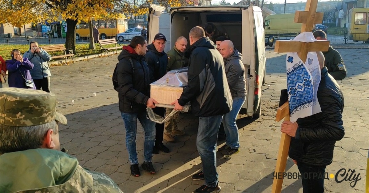 До Червонограда привезли тіло померлого бійця 24-ї бригади Тараса Гургули. ВІДЕО