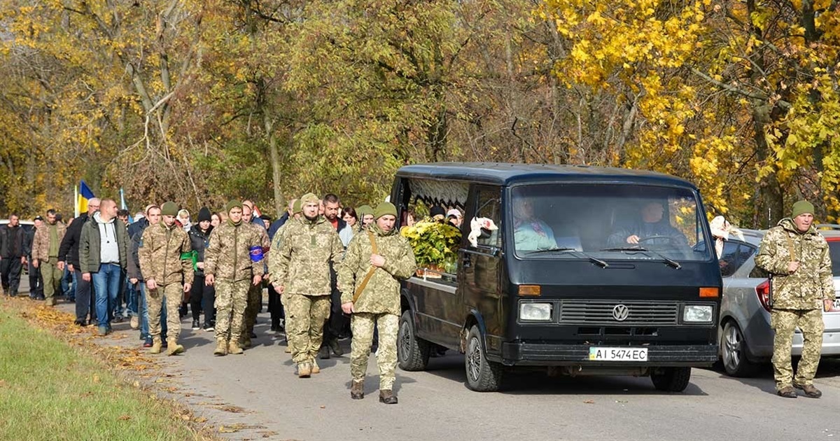 Остання дорога, встелена квітами: у Ставах на Кагарличчині попрощалися з героєм Борисом Бащенком