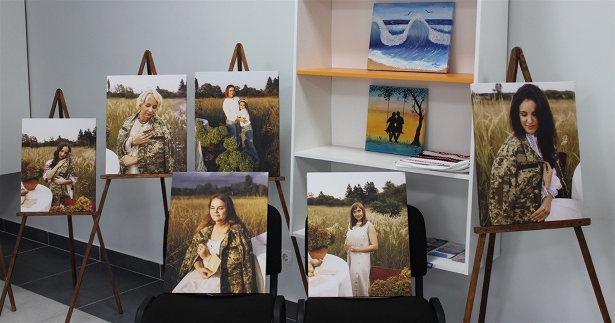 "Вірю. Чекаю. Кохаю": у Звягелі представили виставку світлин про жінок, що чекають чоловіків з війни