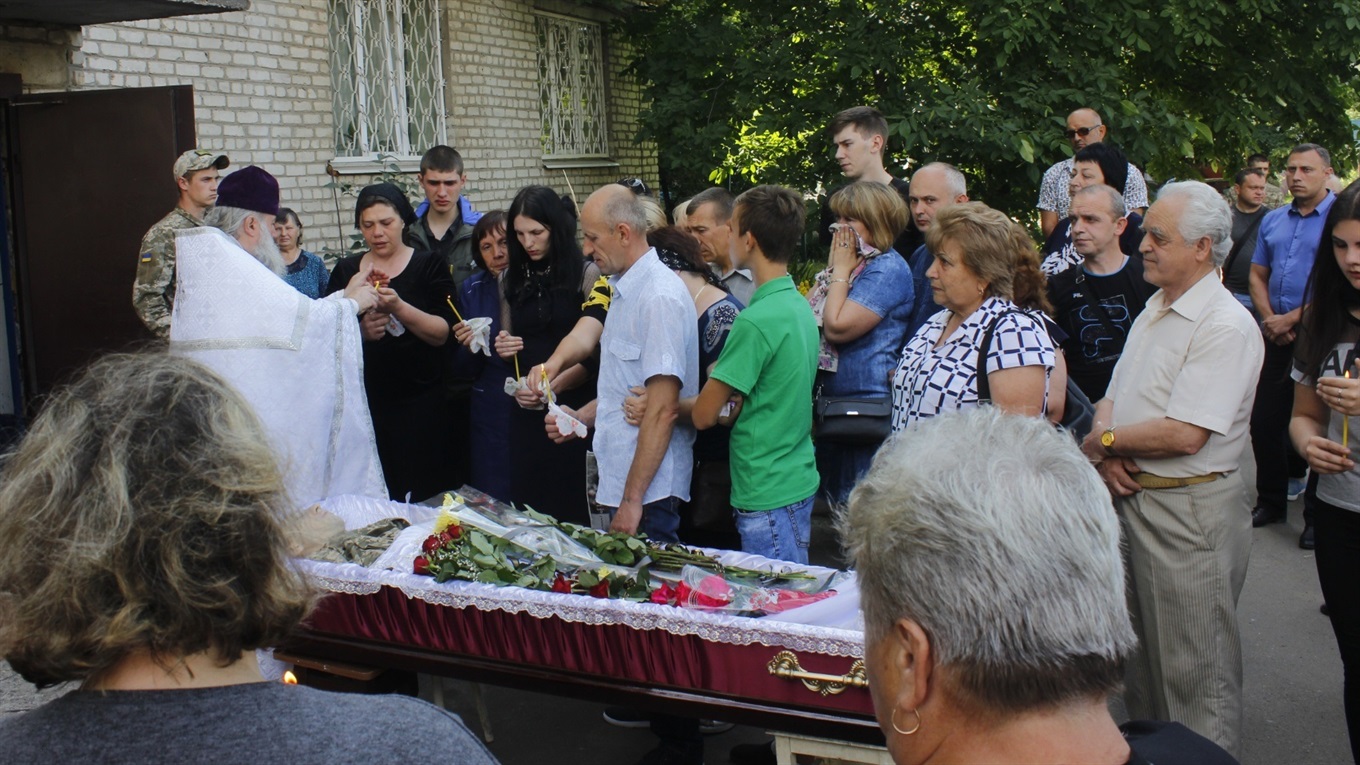 Сватівчани простилися із загиблим бійцем Владиславом Бережним. Похорони відбулися у Попасній
