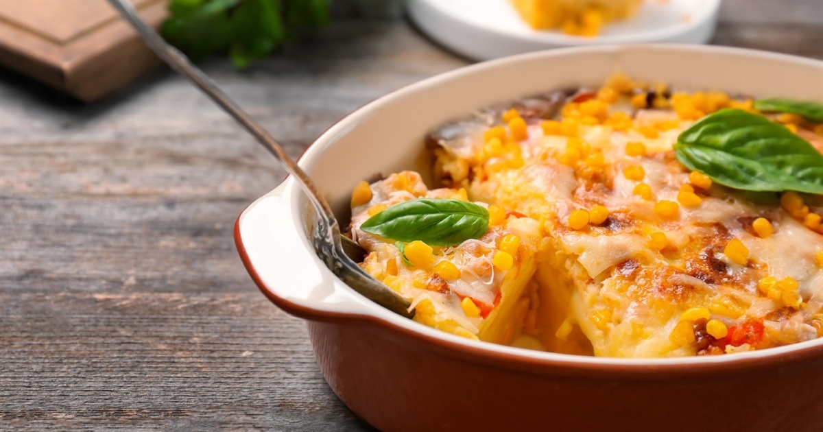 Запіканка з кукурудзою, помідорами та беконом: ідеальна страва для літнього пікніка
