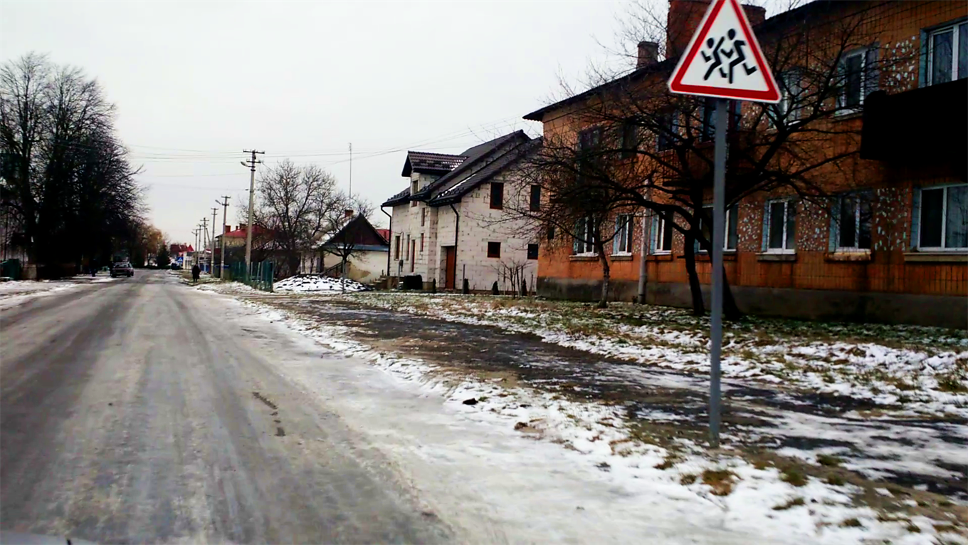 Чи слизько у Володимирці в ожеледицю? Відеомоніторинг вулиць і доріг біля центру селища 31 грудня 