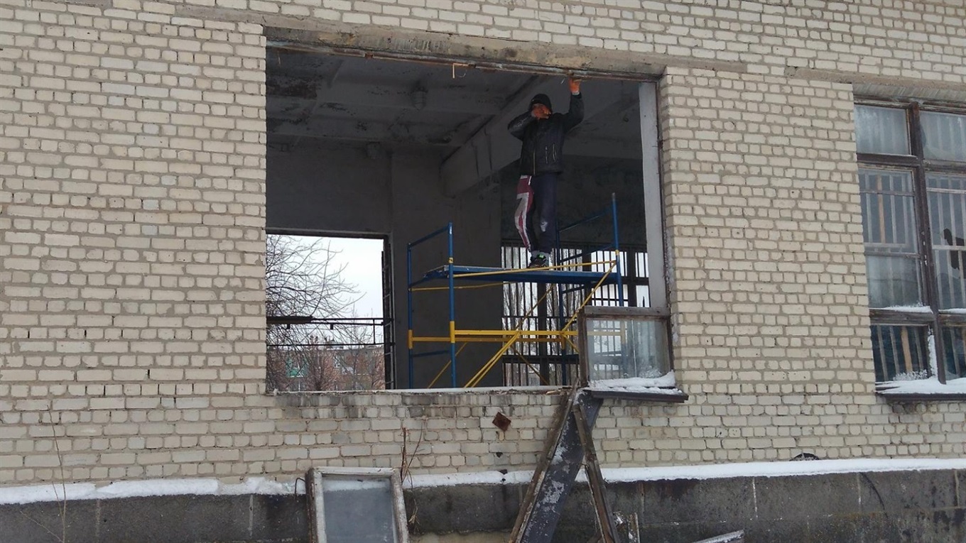 В спортзале Тошковского учебного заведения начали замену окон