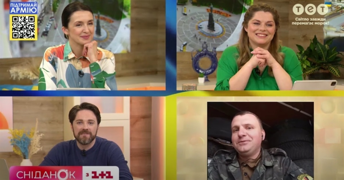 На "1+1" показали сюжет про переяславського вчителя, який проводить онлайн-уроки прямо на блокпості