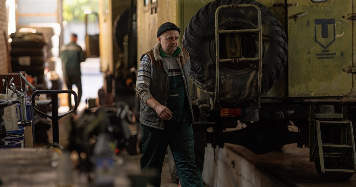 Тачки на ТРОкачку: в Україні запустили проєкт з ремонту вантажівок для фронту
