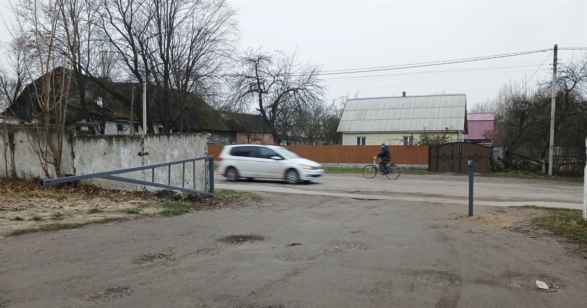 У Ємільчиному встановили шлагбаум на плацу колишньої військової частини через автоперегони та бійки