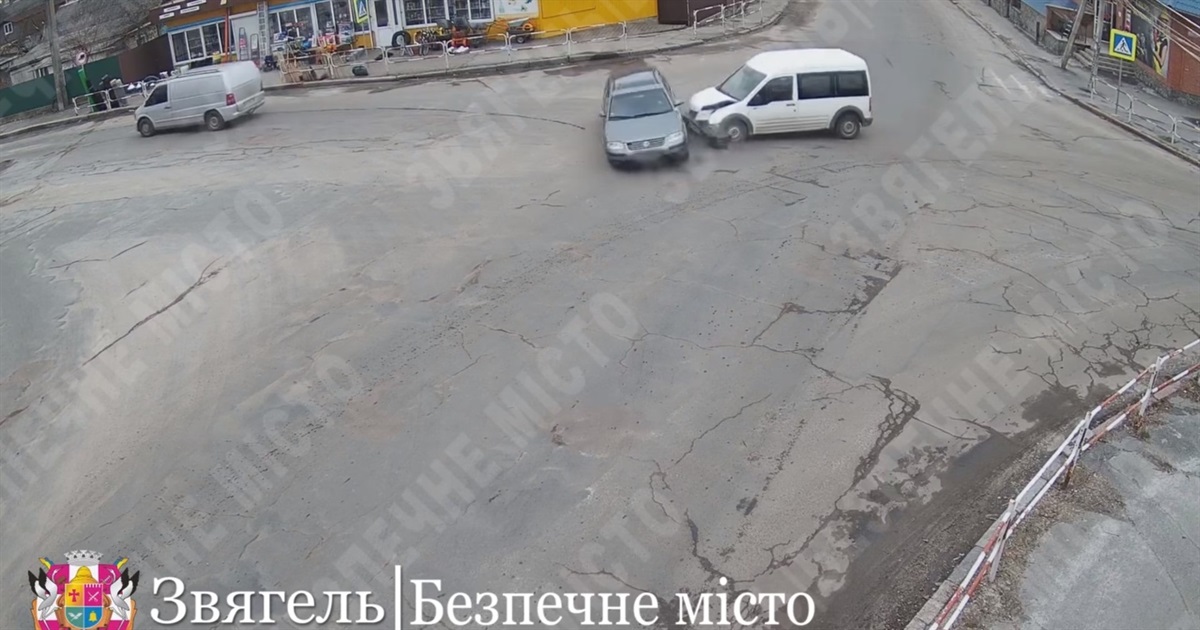 Відео автотрощ у Звягелі через порушення ПДР на перехрестях: "Безпечне місто"